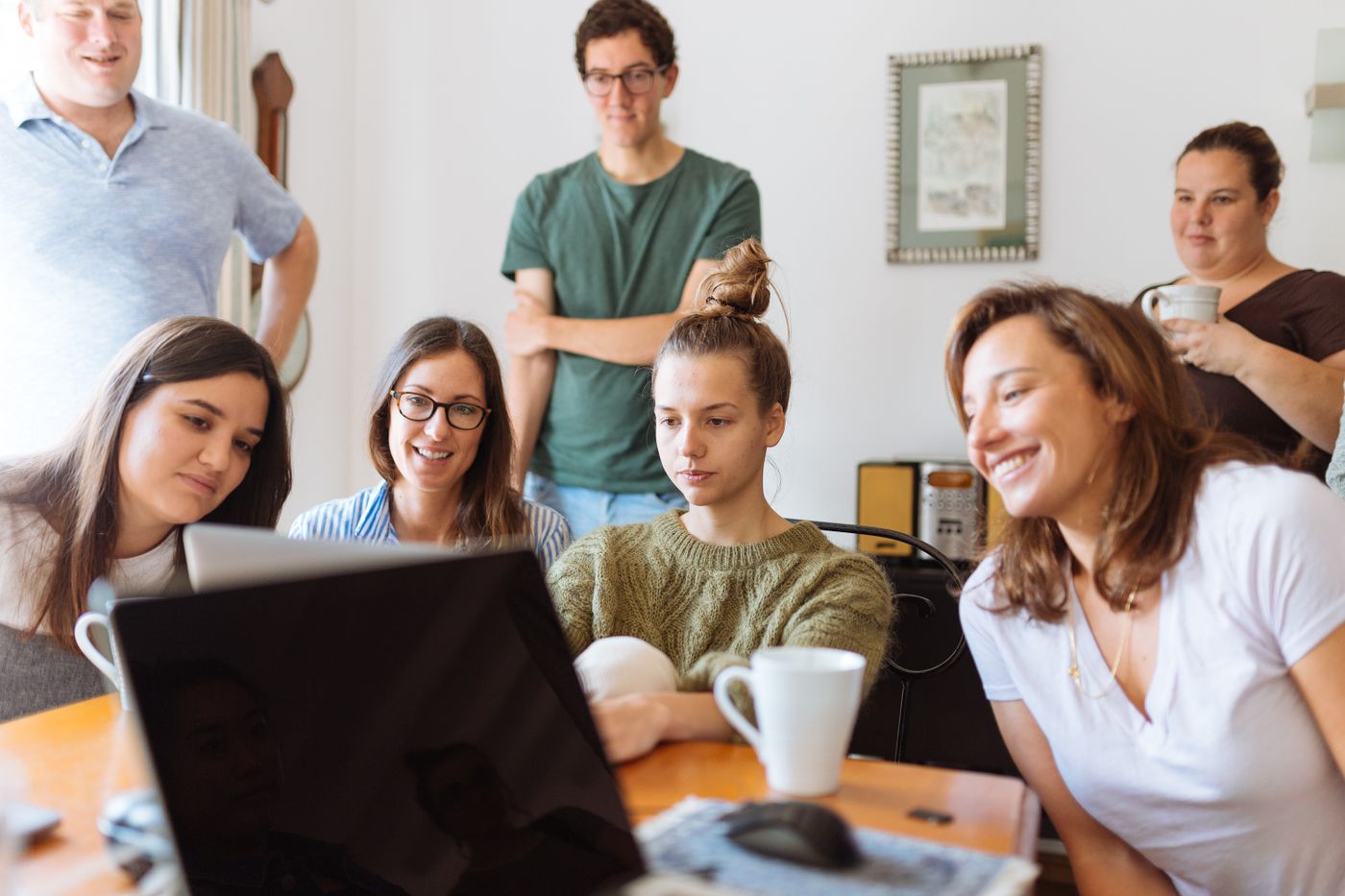 Eine kleine Gruppe lernt gemeinsam an einem Laptop