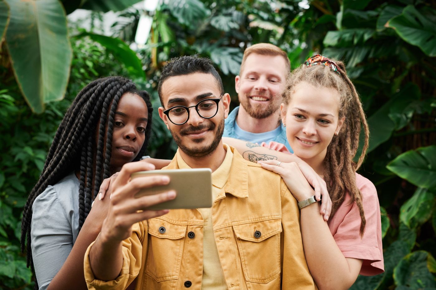 Junge Freunde aus unterschiedlichen Kulturen machen gemeinsam ein Foto